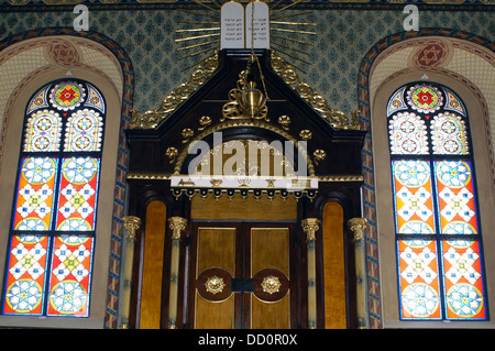 Tora Arche penderie qui contient les rouleaux de la Torah juive à l'intérieur de la vieille synagogue de la ville de Hermanuv Mestec dans Pardubice de la République tchèque Banque D'Images