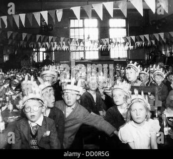 Couronnement de la reine Elizabeth II fête pour les enfants 1953 Banque D'Images