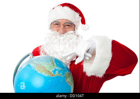 Santa expressionniste pointant sur pôle nord sur globe. Le tout sur fond blanc Banque D'Images