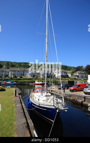 Yachts amarrés dans le bassin et de l'Est de l'Ardrishaig entrée du Crinan Canal dans l'Argyll, Scotand Banque D'Images