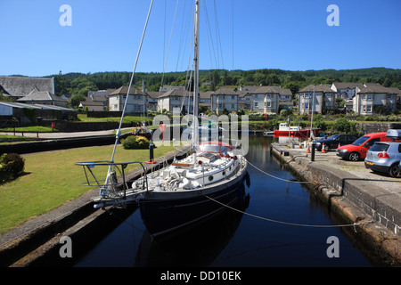 Yachts amarrés dans le bassin et de l'Est de l'Ardrishaig entrée du Crinan Canal dans l'Argyll, Scotand Banque D'Images