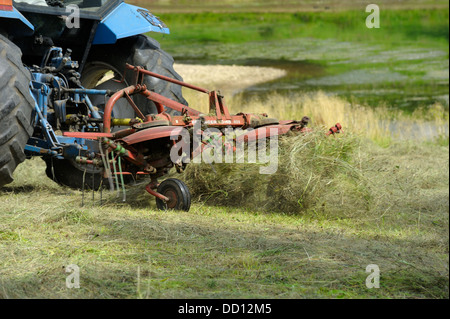 Un Pottinger Kombi 401 Faneuse travaillant sur l'arrière d'un tracteur agricole England uk Banque D'Images