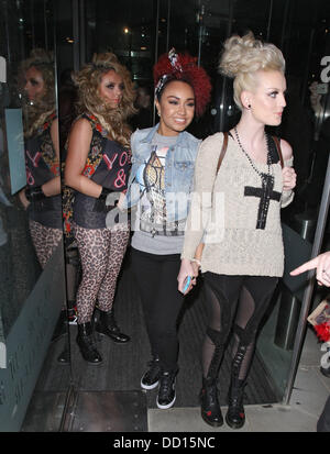 De gauche à droite : intangible States Nelson, Leigh-Anne Pinnock et Perrie Edwards de quitter le mélange peu London Hilton, Park Lane. Londres, Angleterre - 19.01.12 Banque D'Images