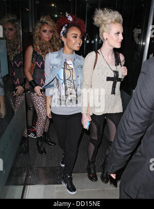 De gauche à droite : intangible States Nelson, Leigh-Anne Pinnock et Perrie Edwards de quitter le mélange peu London Hilton, Park Lane. Londres, Angleterre - 19.01.12 Banque D'Images