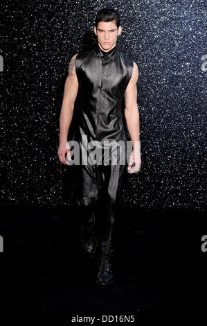 Model Paris Fashion Week Automne/Hiver 2013 - collection - Thierry Mugler- podium Paris, France - 18.01.12 Banque D'Images