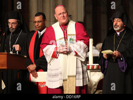 Désigner le Cardinal Timothy M Dolan, Archevêque de New York traite de la congrégation au cours d'une prière pour l'Unité des Chrétiens le 18 janvier 2012 à St Patricks Cathedral in New York City, USA - 18.01.12 Banque D'Images