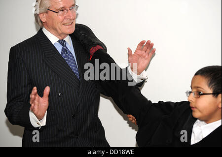 William Roache MBE reçoit un coup de pied haut ludique Ahmad Saleh, (troisième place au Junior sportif de l'année catégorie) Leicester Mercury Sports Awards - à l'intérieur de Leicester, Angleterre - 19.01.12 Banque D'Images