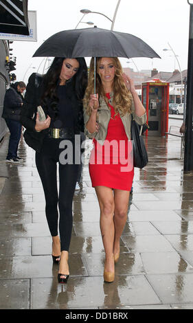 Chloe Sims, Lauren Pope est "La seule façon de filmer en Ilford Essex' Londres, Angleterre - 24.01.12 Banque D'Images