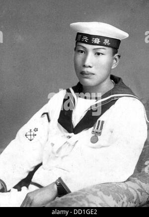 Un marin japonais des années 1930 Années 1940 en uniforme d'été blanc Banque D'Images