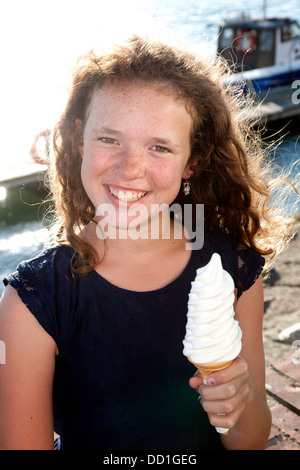 Jeune fille avec une glace à la station Banque D'Images