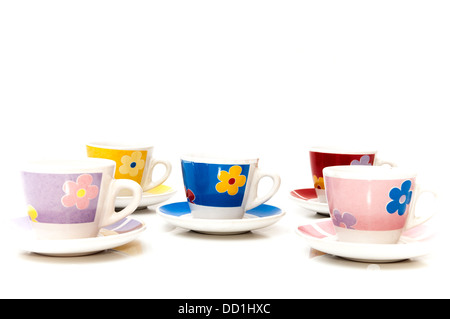 Tasses de café de différentes couleurs sur un fond blanc Banque D'Images