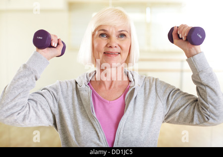 Portrait of young woman doing exercise avec barres Banque D'Images