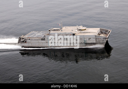 Transport maritime militaire de l'US Navy à grande vitesse mixte commande navire USNS Lance effectue des essais à haute vitesse le 20 août 2013 au large de la côte de la Virginie. L'USNS lance a atteint une vitesse de 40 nœuds pendant les essais. Banque D'Images