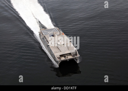 Transport maritime militaire de l'US Navy à grande vitesse mixte commande navire USNS Lance effectue des essais à haute vitesse le 20 août 2013 au large de la côte de la Virginie. L'USNS lance a atteint une vitesse de 40 nœuds pendant les essais. Banque D'Images