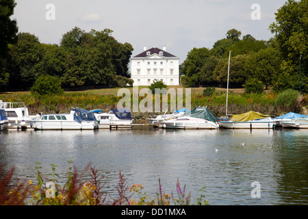 Avis de Marble Hill House à travers Tamise de Thames Path - Richmond TW9 - London UK Banque D'Images