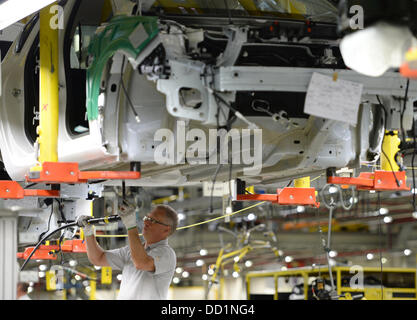 Rüsselsheim, Allemagne. 22 août, 2013. Une Opel vis employé dans les pièces d'une voiture sous caisse e dans la production dans l'usine Opel de Rüsselsheim, parent en Allemagne, 22 août 2013. Photo : ARNE DEDERT/dpa/Alamy Live News Banque D'Images