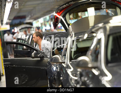 Rüsselsheim, Allemagne. 22 août, 2013. Astra et Insignia modèles sont représentées sur la ligne de production dans l'usine Opel de Rüsselsheim, parent en Allemagne, 22 août 2013. Photo : ARNE DEDERT/dpa/Alamy Live News Banque D'Images