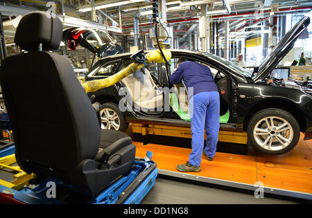 Rüsselsheim, Allemagne. 22 août, 2013. Opel Insignia sièges installer dans un modèle de la production dans l'usine Opel de Rüsselsheim, parent en Allemagne, 22 août 2013. Photo : ARNE DEDERT/dpa/Alamy Live News Banque D'Images