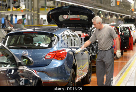 Rüsselsheim, Allemagne. 22 août, 2013. Un employé vérifie une Vauxhall Astra modèle dans l'usine Opel de Rüsselsheim, parent en Allemagne, 22 août 2013. Photo : ARNE DEDERT/dpa/Alamy Live News Banque D'Images