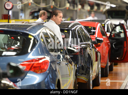 Rüsselsheim, Allemagne. 22 août, 2013. Vérifier un employés modèles Opel Vauxhall et Opel dans la plante-mère à Rüsselsheim, Allemagne, 22 août 2013. Photo : ARNE DEDERT/dpa/Alamy Live News Banque D'Images