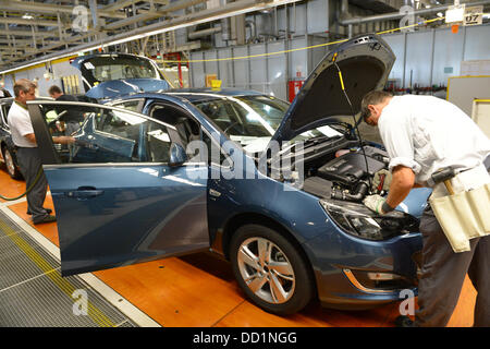 Rüsselsheim, Allemagne. 22 août, 2013. Employés de remplir le réservoir et le système de refroidissement d'une voiture à l'usine Opel de Rüsselsheim, parent en Allemagne, 22 août 2013. Photo : ARNE DEDERT/dpa/Alamy Live News Banque D'Images