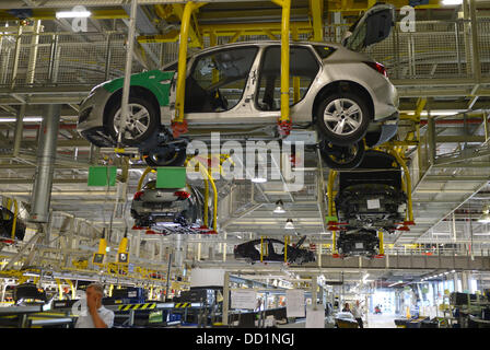 Rüsselsheim, Allemagne. 22 août, 2013. Voitures Opel et Vauxhall sont transportées à travers le hall de production dans l'usine Opel de Rüsselsheim, parent en Allemagne, 22 août 2013. Photo : ARNE DEDERT/dpa/Alamy Live News Banque D'Images