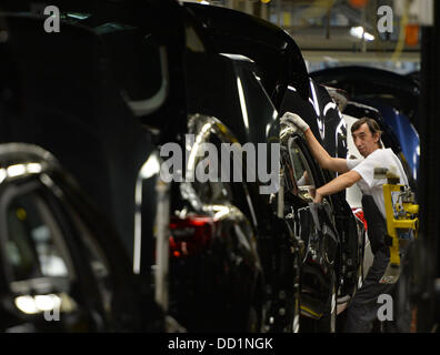 Rüsselsheim, Allemagne. 22 août, 2013. Une Opel employé attend au cours d'une interruption de la production dans l'usine Opel de Rüsselsheim, parent en Allemagne, 22 août 2013. Photo : ARNE DEDERT/dpa/Alamy Live News Banque D'Images