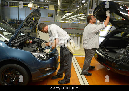 Rüsselsheim, Allemagne. 22 août, 2013. Opel voitures dans le contrôle de l'inspection finale dans l'usine Opel de Rüsselsheim, parent en Allemagne, 22 août 2013. Photo : ARNE DEDERT/dpa/Alamy Live News Banque D'Images