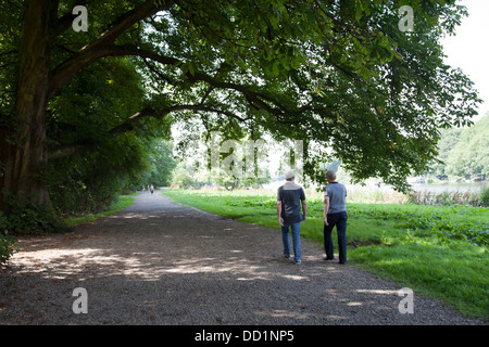 Marcher le long du chemin près de Ham House Gardens à Richmond TW9 Richmond - London UK Banque D'Images