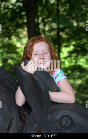 Jeune fille brune ginger à wild boar park près de Bowland Lancaster Banque D'Images