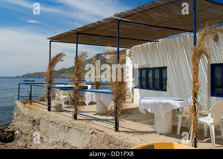 Restaurant sur le bord de la mer. Banque D'Images