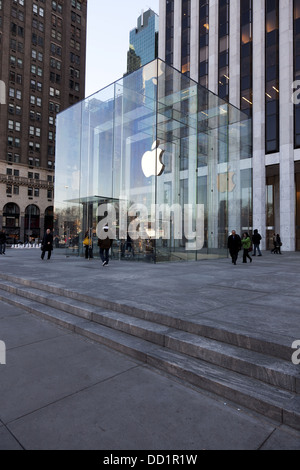 New York - l'ordinateur Apple store rénové cube de verre sur la 5e Avenue à New York, le 9 janvier, 2012 Banque D'Images