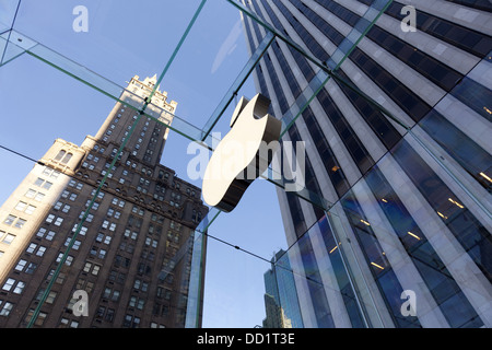 New York - l'ordinateur Apple store rénové cube de verre sur la 5e Avenue à New York, le 9 janvier, 2012 Banque D'Images