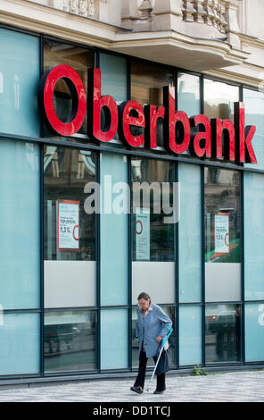 Les gens passent par Oberbank AG succursale tchèque à Prague, République tchèque, le 23 août 2013. Oberbank autrichienne veut continuer à se développer en République tchèque et prévoit d'augmenter le nombre de branches dans les deux à trois ans pour un total de 25, en particulier dans les régions. (CTK Photo/Vit Simanek) Banque D'Images