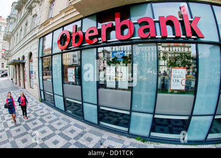 Les gens passent par Oberbank AG succursale tchèque à Prague, République tchèque, le 23 août 2013. Oberbank autrichienne veut continuer à se développer en République tchèque et prévoit d'augmenter le nombre de branches dans les deux à trois ans pour un total de 25, en particulier dans les régions. (CTK Photo/Vit Simanek) Banque D'Images