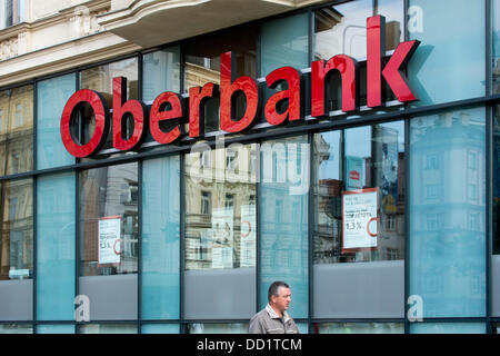 Les gens passent par Oberbank AG succursale tchèque à Prague, République tchèque, le 23 août 2013. Oberbank autrichienne veut continuer à se développer en République tchèque et prévoit d'augmenter le nombre de branches dans les deux à trois ans pour un total de 25, en particulier dans les régions. (CTK Photo/Vit Simanek) Banque D'Images