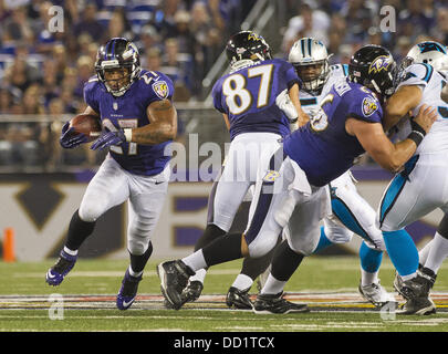 Baltimore, Maryland, USA. 22 août, 2013. Baltimore Raven's Ray Rice, (RB, 27), franchit la ligne pour un gain lors de la pré-saison match entre les Panthers à Baltimore Ravens et stade M and T Bank à Baltimore, Maryland le 22 août 2013. Carolina défait Baltimore 34-27. Crédit : Scott Serio/Eclipse/ZUMAPRESS.com/Alamy Live News Banque D'Images