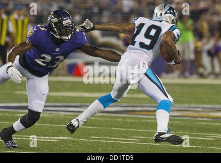 Baltimore, Maryland, USA. 22 août, 2013. Carolina Panther's Ted Ginn, (WR, 19), s'affranchit de Baltimore Raven's Chykie Brown, (CB, 23), au début d'un retour de 74 verges pour un touché au cours de la pré-saison match entre les Panthers et les Ravens de Baltimore au stade M and T Bank à Baltimore, Maryland le 22 août 2013. Carolina défait Baltimore 34-27. Crédit : Scott Serio/Eclipse/ZUMAPRESS.com/Alamy Live News Banque D'Images