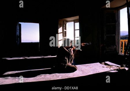 Fighter de l'Alliance du Nord vise son fusil AK47 assualt dans Jabol Seraj ou Jabal Saraj pendant les combats sur la ville avec des Taliban. Septembre 1999 Banque D'Images