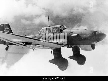 L'image de la propagande nazie! Montre le bombardier de plongée Junkers Ju 87 en action pour la Wehrmacht allemande en décembre 1940. Fotoarchiv für Zeitgeschichte Banque D'Images