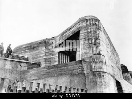 Bunker à la côte Manche de France en mai 1943, lieu inconnu. Sous le nom d'Organisation Todt, des systèmes de défense fortifiés et des bunkers ont été construits le long de la côte atlantique pour la défense contre les alliés. La propagande nazie! Au dos de la photo est daté du 17 mai 1943: 'A la côte de la Manche. Un énorme bunker de la côte dans la zone portuaire d'une ville de la côte des Anglo-Normandes.' Fotoarchiv für Zeitgeschichte Banque D'Images