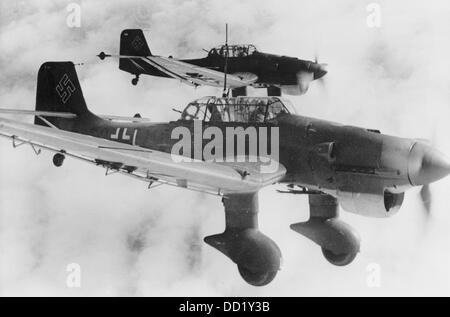 Bombardiers de plongée de type Junkers Ju 87 en mission de combat pour la Wehrmacht allemande en décembre 1940. La propagande nazie! Au dos de la photo est daté du 6 décembre 1940: "La task force est sur la marche de la mission de combat vers le port d'origine." Fotoarchiv für Zeitgeschichte Banque D'Images