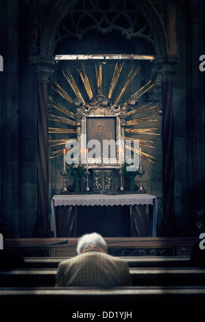 Vieil homme priant à l'intérieur de la cathédrale Saint-Étienne de Vienne Autriche Banque D'Images