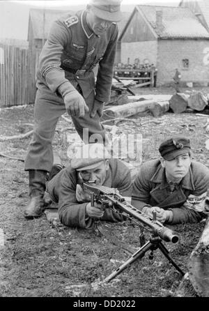 L'image de la propagande nazie! Montre un membre de la division « Grande Allemagne » enseignant à deux hommes comment utiliser les armes modernes à la fin de 1944. Dans la phase finale de la guerre, un grand nombre d'hommes défendables âgés de 16 à 60 ans ont été mobilisés sous le nom de 'Deutscher Volkssturm' (milice nationale allemande). Fotoarchiv für Zeitgeschichte Banque D'Images