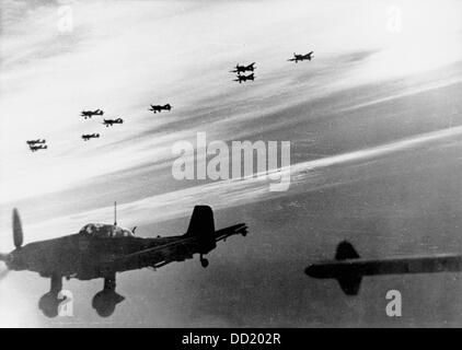 Bombardiers de plongée de type Junkers Ju 87 en mission pour la Wehrmacht allemande en février 1944. La propagande nazie! Au dos de la photo est daté du 19 février 1944 : « les avions d'attaque au sol font une mission en dépit du brouillard et de la neige ». Fotoarchiv für Zeitgeschichte Banque D'Images