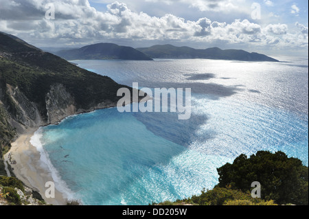 La magnifique mer turquoise - un élément familier de Myrtos Bay dans l'île grecque de Céphalonie Banque D'Images