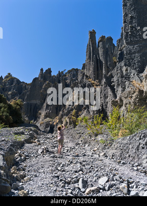 dh Putangirua Pinnacles WAIRARAPA NOUVELLE-ZÉLANDE femme touriste géologique formation de roche terre piliers de la chaîne Aorangi Ranges vallée paysage rocheux Banque D'Images