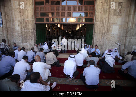 Jérusalem, Cisjordanie, territoire palestinien. Août 23, 2013. Fidèles palestiniens assistent à la prière du vendredi à la mosquée al-Aqsa dans la vieille ville de Jérusalem, Aug 23, 2013 © Saeed Qaq/APA/Images ZUMAPRESS. Banque D'Images