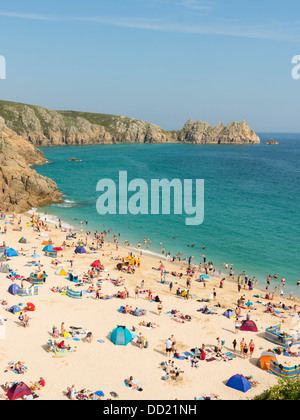 Plage de Porthcurno à Cornwall en Angleterre sur un jour d'été ensoleillé pendant les vacances scolaires. Banque D'Images