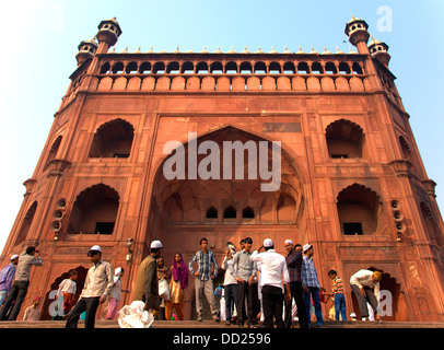 Les gens de quitter le Jama Masjid après les prières Banque D'Images